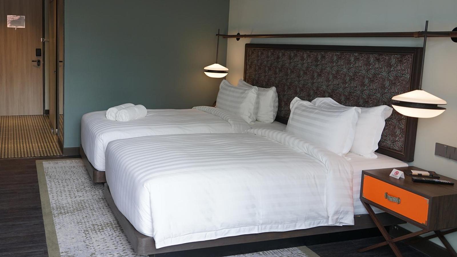 The George Penang By The Crest Collection Hotel George Town Exterior foto Beds with white sheets