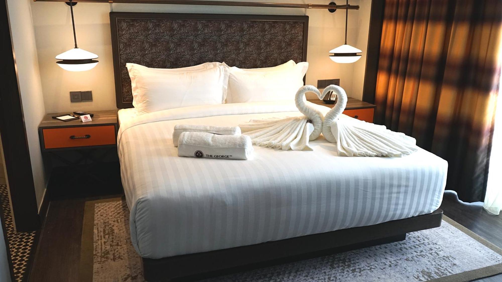 The George Penang By The Crest Collection Hotel George Town Exterior foto A bed with a swan shaped towel