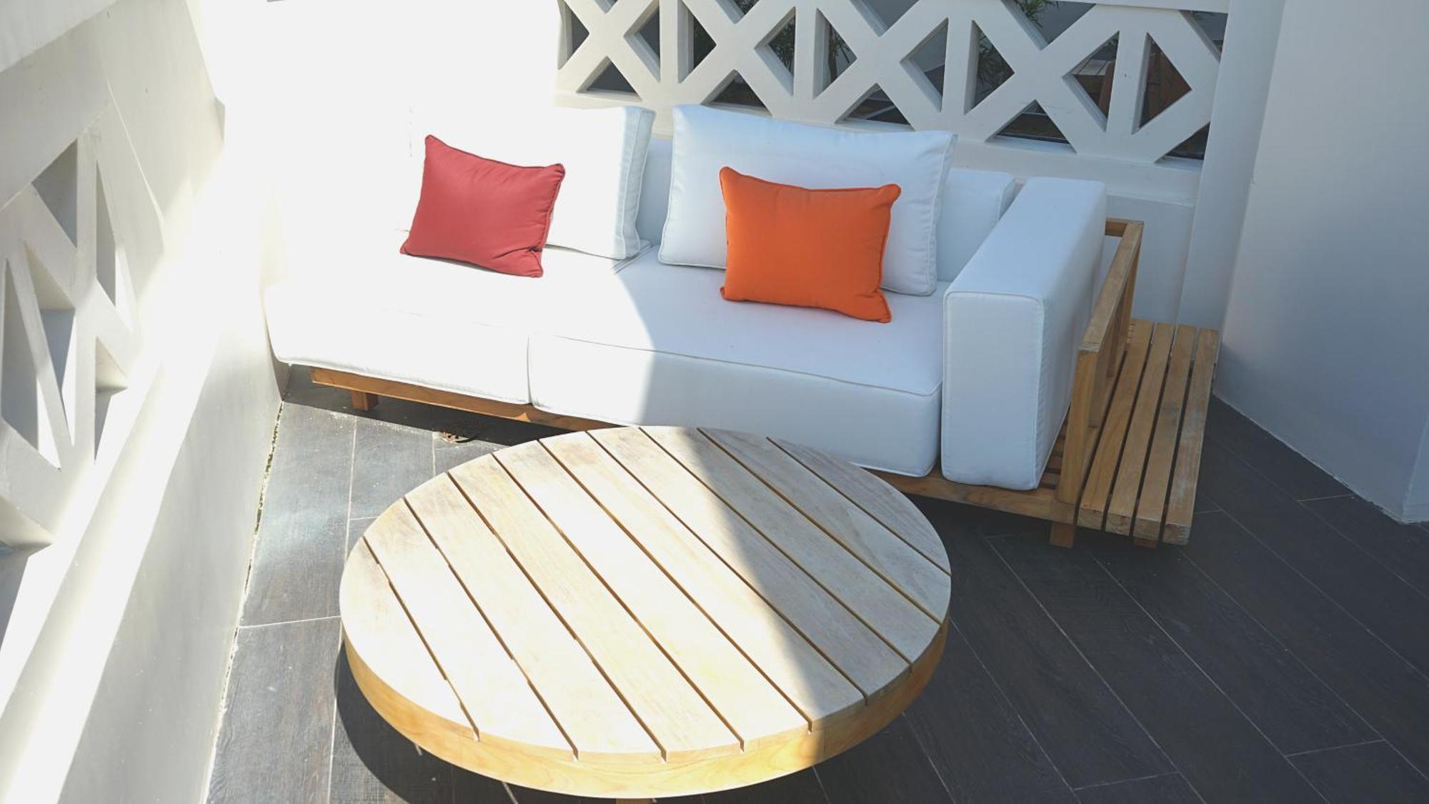 The George Penang By The Crest Collection Hotel George Town Exterior foto A round coffee table