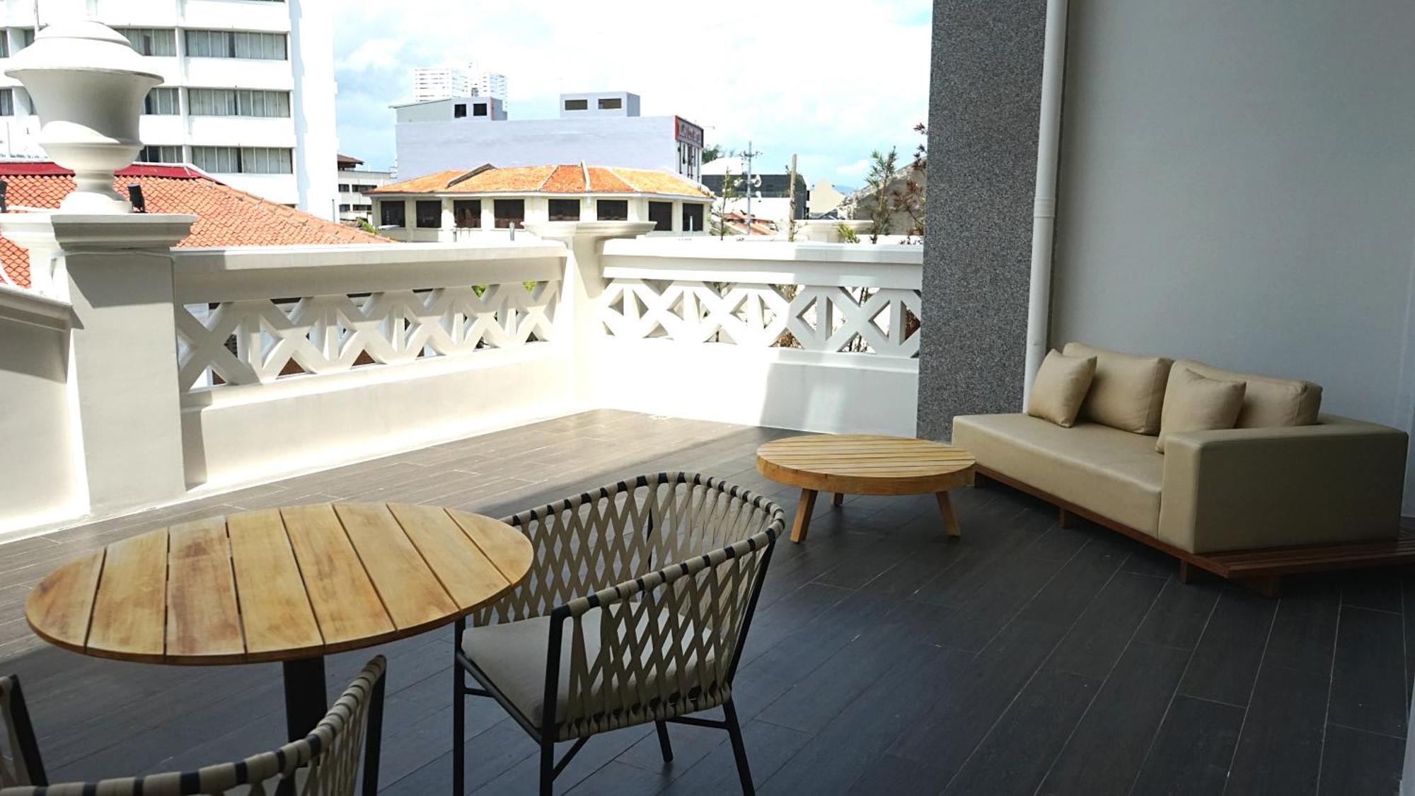 The George Penang By The Crest Collection Hotel George Town Exterior foto A balcony