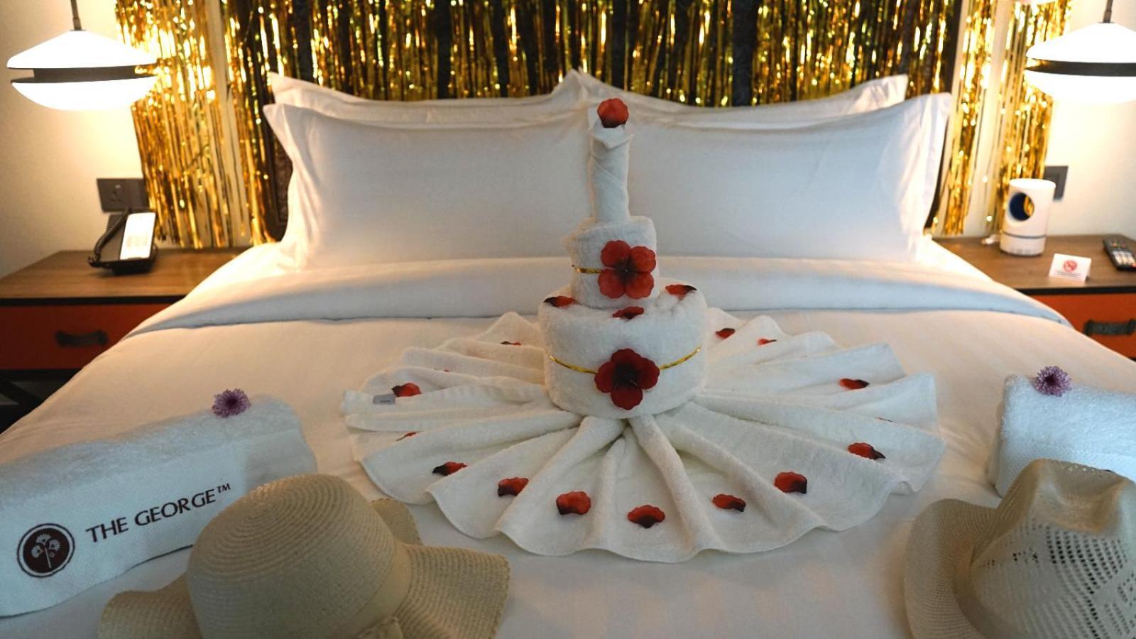 The George Penang By The Crest Collection Hotel George Town Exterior foto A towel swan
