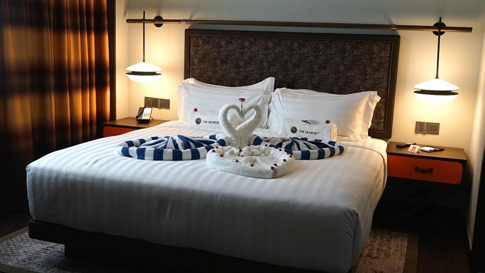 The George Penang By The Crest Collection Hotel George Town Exterior foto A bed with a towel swan