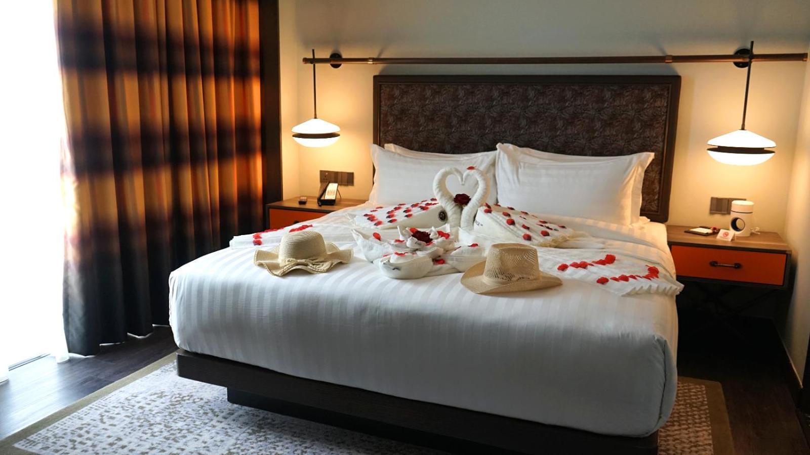 The George Penang By The Crest Collection Hotel George Town Exterior foto A bed with a swan shaped towel